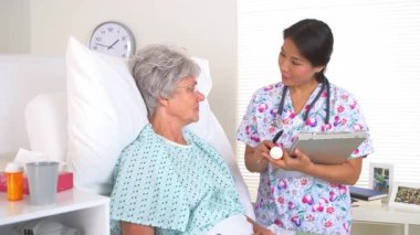 Japon hemşire hastasına ilaç yazıyor.