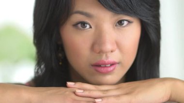 Mutlu Tayvanlı kadına yaklaş.