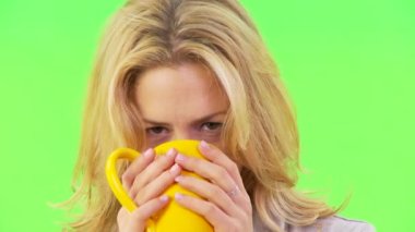 Bir fincan kahve içen bir kadının yakınına.