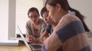 Asyalı iş kadınları ofiste çok çalışıyor