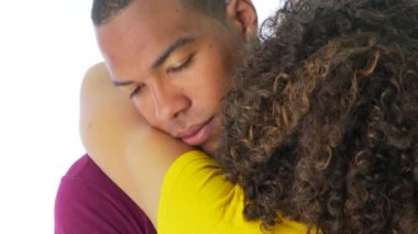 Afrika kökenli Amerikalı erkek ve kadınların kucaklaşması ve öpüşmesi.