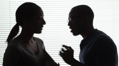 Ofiste çalışan iş arkadaşlarının silueti.