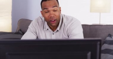 Afrikalı adam televizyonda film izlerken korkar.