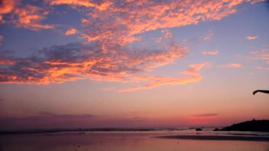 Gün batımında sahil balesi ağır çekimde