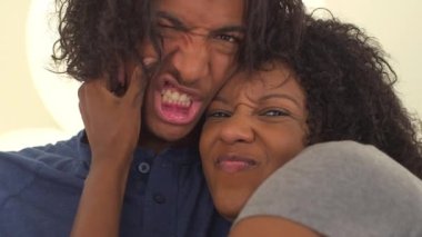 Siyah çift komik suratlar yapıyor.