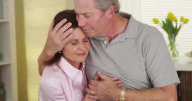 Kanepede öpüşen tatlı yaşlı çift