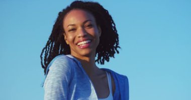 Mutlu Afrikalı kadın gülümsüyor ve gülüyor