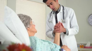 Meksikalı doktor yaşlı kadını teselli ediyor.