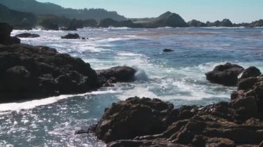 Kayalık kıyı şeridine ve küçük körfeze çarpan dalgalar