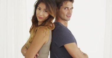 Irklararası çift ayakta sırt sırta