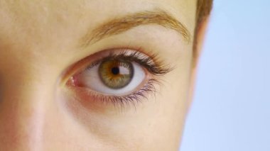 Kadın gözüne yakın çekim.