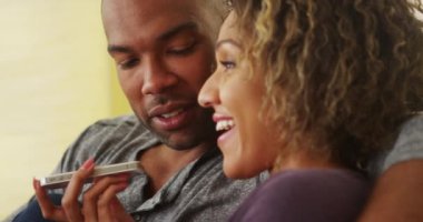 Afrikalı çift konuşmak Smartphone