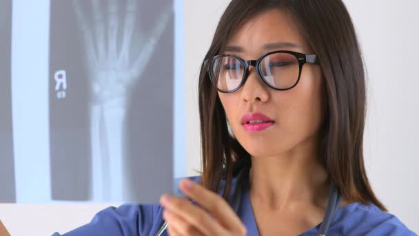 Asyalı Doktor Röntgeni Inceliyor — Stok video