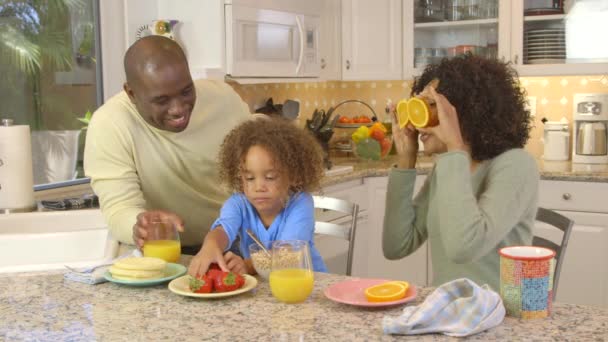 Афро Американская Семья Глупа Едой Кухне — стоковое видео