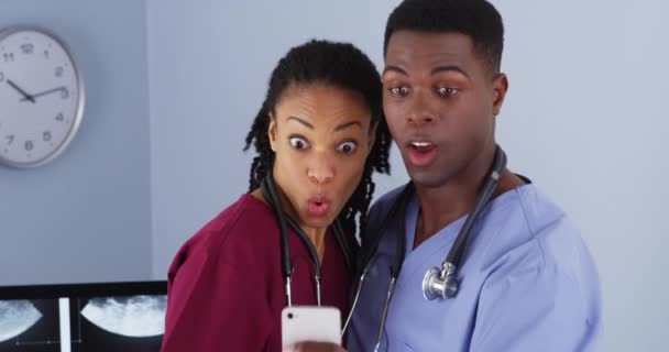 Medici Afroamericani Che Fanno Selfie Strani Insieme — Video Stock