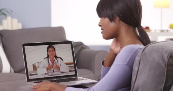 Donna Africana Che Parla Con Medico Online — Video Stock