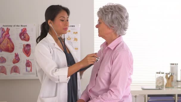 Asiatique Médecin Effectuer Examen Base Sur Mature Patient — Video