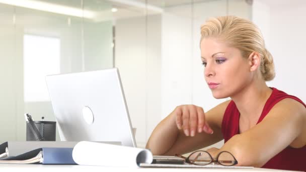 Femeie Afaceri Care Lucrează Laptop Birou — Videoclip de stoc