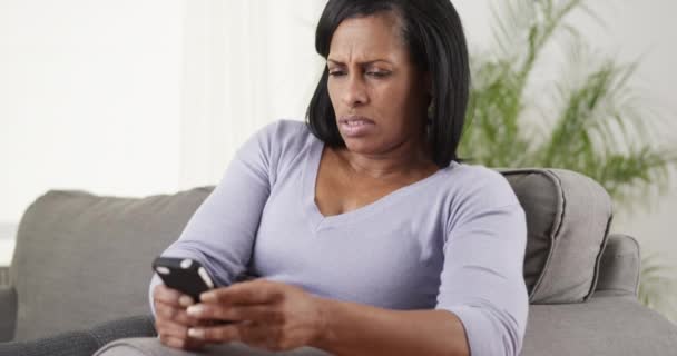 Senior Mujer Negra Molesto Usando Teléfono Inteligente — Vídeos de Stock