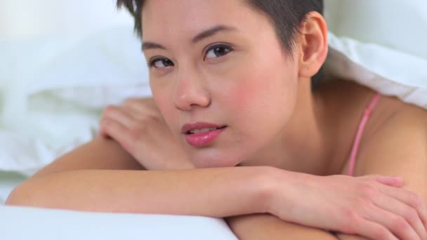Mezcla Raza Asiática Mujer Sonriendo Bajo Sábanas Cama — Vídeo de stock