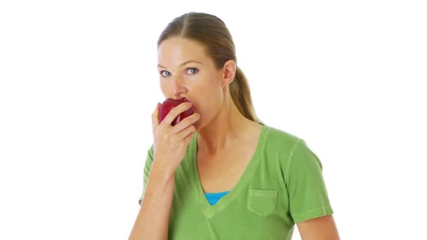 Mulher Comendo Uma Maçã Vermelha — Vídeo de Stock