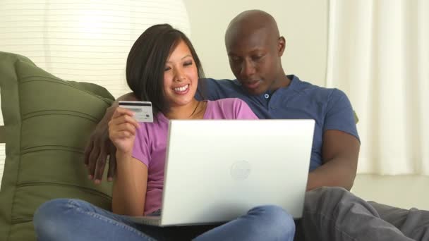 Casal Fazendo Compra Cartão Crédito Line Usando Laptop — Vídeo de Stock