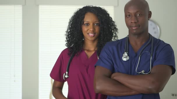 Dos Médicos Negros Pie Hospital Sonriendo — Vídeos de Stock