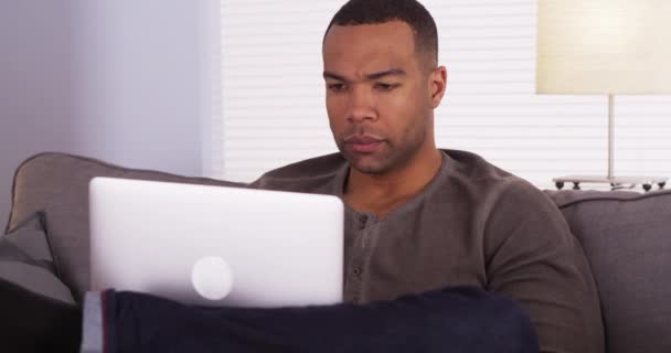 Чорний Чоловік Використовує Ноутбук Дивані — стокове відео