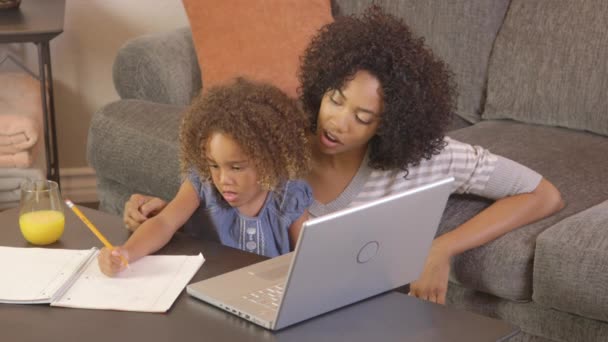 Afro Americano Mãe Filha Fazendo Lição Casa Com Laptop — Vídeo de Stock