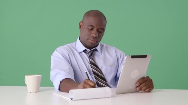 Afroamerykanin Biznesmen Pracujący Tablecie Notujący — Wideo stockowe