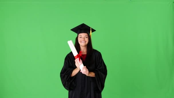 Jonge Opgewonden Vrouw Afgestudeerd Jurk Met Diploma — Stockvideo
