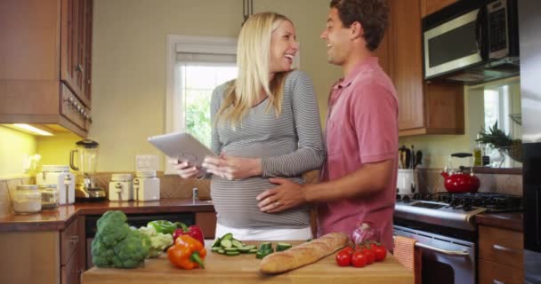 台所で幸せな妊娠カップル — ストック動画