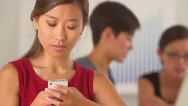 Feliz Asiático Mujer Negocios Mensajes Texto Teléfono Inteligente — Vídeos de Stock