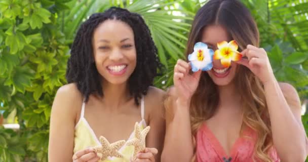 黒人とアジア系の女友達が笑って面白い — ストック動画