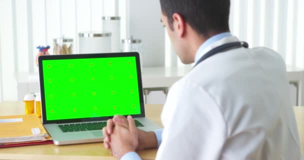 Médico Mexicano Falando Com Laptop Com Tela Verde — Vídeo de Stock