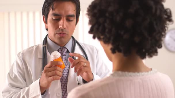 Médico Hispânico Conversando Com Paciente Sobre Medicação Frasco Pílula — Vídeo de Stock