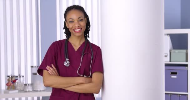 Czarna Kobieta Lekarz Uśmiechający Się Biurze — Wideo stockowe