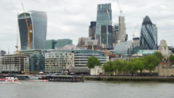 伦敦泰晤士河沿岸的现代写字楼的模糊图片 伦敦市中心天际线的失火镜头 — 图库视频影像