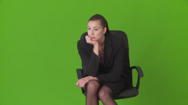 Σοβαρή Νεαρή Επιχειρηματίας Που Κάθεται Στην Καρέκλα Του Γραφείου Σκέφτεται — Αρχείο Βίντεο