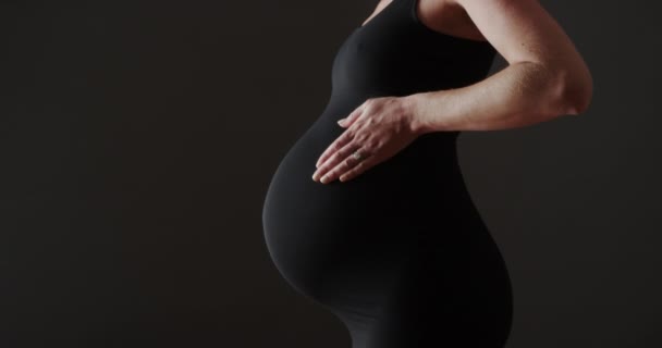 Schöne Schwangere Frau Reibt Ihren Bauch — Stockvideo