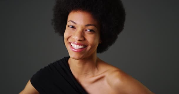 Siyah Elbiseli Afrikalı Kadın Başını Arkaya Atıyor Gülüyor — Stok video