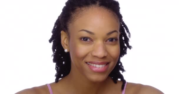 Mujer Bastante Negro Sonriendo Cámara — Vídeos de Stock