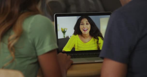 Närbild Vänner Som Pratar Tillsammans Laptop — Stockvideo