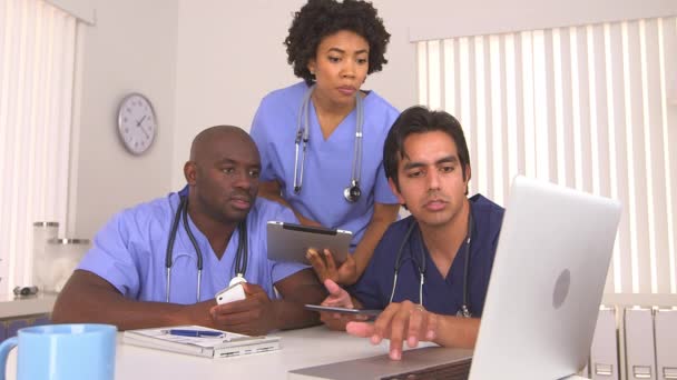 Άνδρες Και Γυναίκες Γιατροί Που Συνεργάζονται Νέα Τεχνολογία — Αρχείο Βίντεο