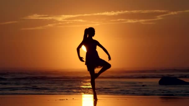 夕阳西下的海滩芭蕾舞团慢动作 — 图库视频影像