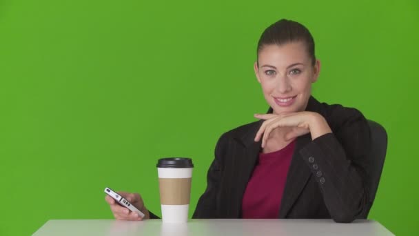 Портрет Молодой Предпринимательницы Использующей Мобильный Телефон Столом — стоковое видео
