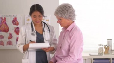 Japon doktor olgun kadının sağlıklı yaşam tarzını övüyor