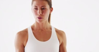 Sağlıklı kadın spor eğitmeni ağırlık kaldırıyor