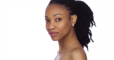 Muhteşem siyah kadın kameraya arıyor