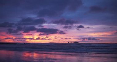 Kosta Rika 'da güzel turuncu, mor ve mavi günbatımının odak plakası birleşim veya anahtarlama için kullanılıyor. Yeşil ekran bileşimi için okyanus güneşinin bulanık ya da odaksız görüntüsü. 4k